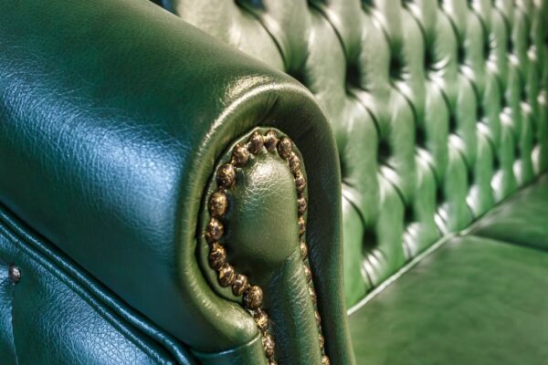 Zielona sofa po renowacji tapicerki skórzanej.