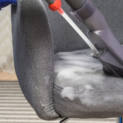 Pranie foteli tapicerowanych przy użyciu specjalistycznego sprzętu.