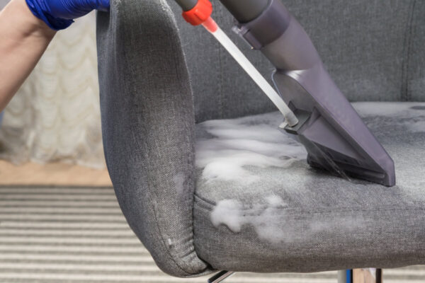 Pranie foteli tapicerowanych przy użyciu specjalistycznego sprzętu.