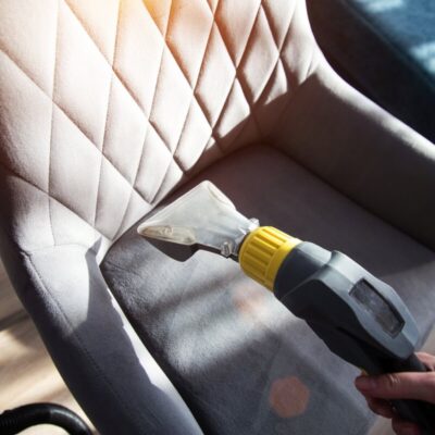 Odkurzacz piorący używany do prania foteli tapicerowanych.