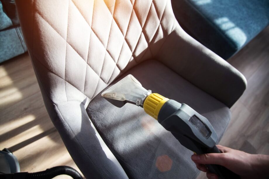 Odkurzacz piorący używany do prania foteli tapicerowanych.